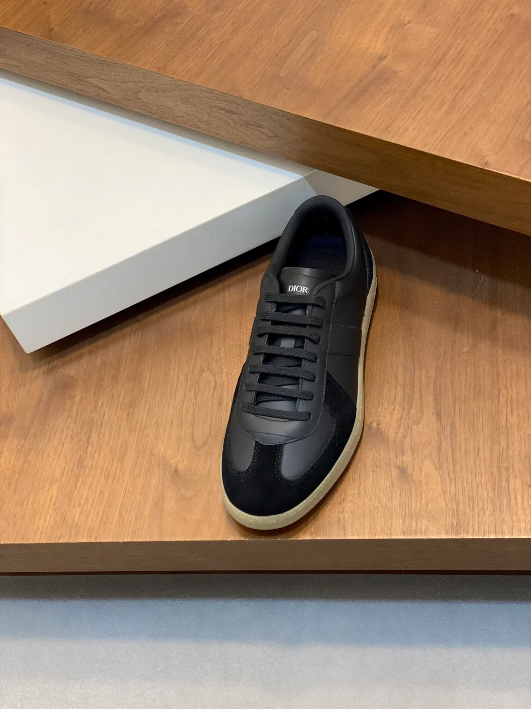 Factory P400💰Dior Dior Series Casual Sports Shoes Skateboard Shoes Original purchase, development, and production. This sports shoe is a new product for the fall of 2023. It reinterprets the classic tennis shoes. The fashionable silhouette highlights the thickness. Crafted from navy and white jacquard with Oblique print and suede panels, it features a distinctive padded tongue embossed with the Dior signature, wide navy mohair laces and brass eyelets with a matte tonal finish. White rubber sole with Dior Oblique pattern, enhanced by a contrasting Dior 30 Avenue Montaigne signature on the rear. It can add fashionable temperament to casual looks. Exquisite packaging at the delivery counter 🛍📦 ▪️ Fabric: Original customized Oblique presbyopia + cowhide ▪️ Lining: Original customized sheepskin + breathable mesh ▪️ Sole: Original molded anti-slip rubber material ▪️ Bottom thickness: 4CM ▪️ Size: Men's 38-45 (38, 45, 46 customized)